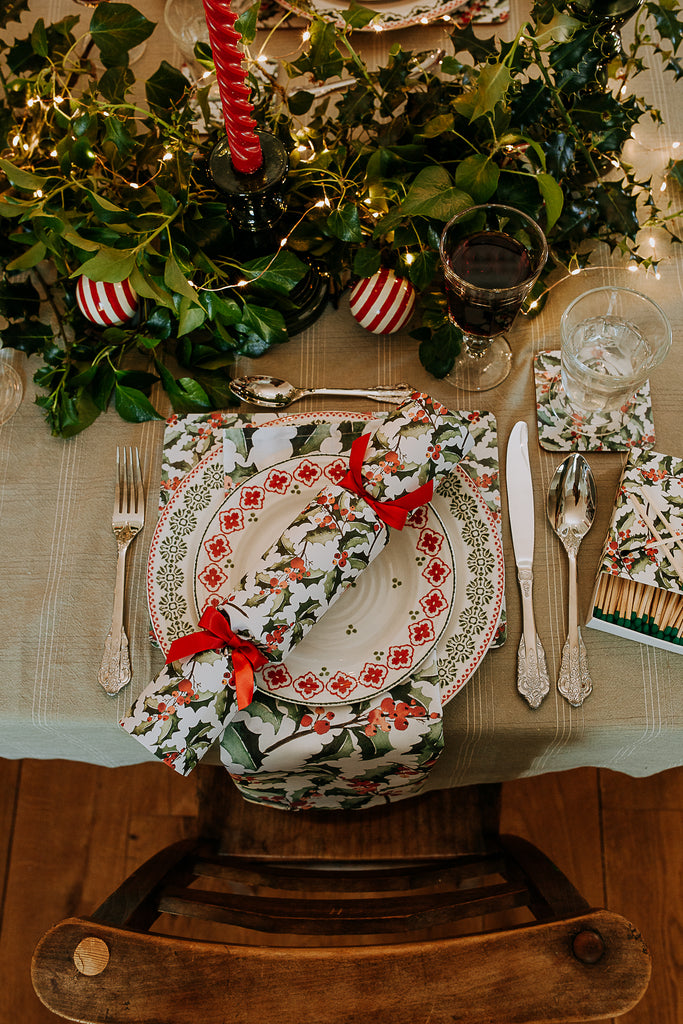 green_holly_christmas_tablescape